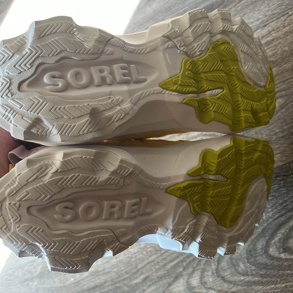 NWOB Women’s Sorel kinetic breakthru lace sneaker Yellow - Picture 5 of 5